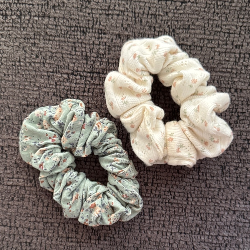 Floral Brandy Melville scrunchies